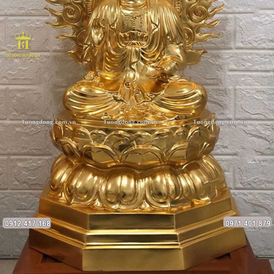 Đài sen Phật Bà ngồi được chạm khắc sắc nét bởi đôi bàn tay tài hoa của các nghệ nhân